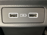 リアダクトの下には充電可能なUSB端子が2個ついています。移動中に充電もできるので便利です。