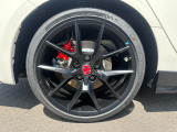 純正アルミホイール付いてます!車の軽量化に繋がることは勿論、見た目の印象が違いますよね♪