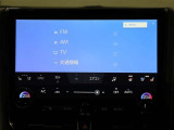 ディスプレイオーディオを装備。スマホとクルマをつなぐことで、これまでのナビに加えて、色々なサービスが楽しめます。