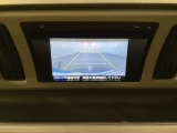 バックでの車庫入れも安心です!リアカメラが付いているバックモニター付のナビを装備しております。操作線もついており距離感も画面から確認できます。