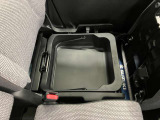 【シートアンダーボックス】助手席下には持ち運び可能な収納ボックスが装備されています。車検証ケースや靴などが収納できます。