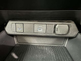 充電用USB端子付き。スマートフォンなどの充電に便利です。