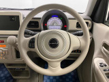 【ハンドル回り】インテリアに合わせたデザインのステアリングは、運転される方のことも考え、運転しやすい形状、大きさです。ぜひ一度、実際に触ってお確かめください。