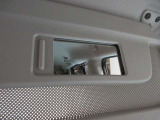運転席側と助手席側にバニティミラーついていますちょっとした身だしなみが確認できます。
