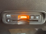 ETC車載器のお写真です。高速道路など、有料道路を通過する際には大変便利な装備ですね♪