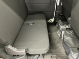 後席を倒すと、広い荷室に変わります