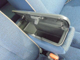 運転席からも助手席からも手が届きやすく、小物などを置いておくのにとても便利♪