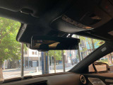 ルームミラーとフロントガラス上部をご覧ください。運転姿勢によって見え方は変わるため、シートを合わせた状態で視界をお確かめください。