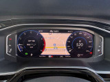 【Digital Cockpit Pro】基本の速度計とタコメーターの表示に加え、中央にドライビングデータやマップなどを少ない視線移動で視認できます.
