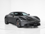 光の当たり方によって奥深い陰影を見せるGrigio Silverstoneが、Romaの彫刻的なプロポーションを美しく引き立てます。