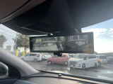 インテリジェントルームミラー搭載!車両後方に装着した高解像度カメラの映像をミラー面に映し出すので、車内の状況、天候等に影響されずクリアな後方視界を確保出来ます。※通常のミラーへ切替が出来ます
