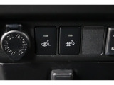 運転席と助手席には寒い日の肩や腰、冷えやすい下肢を温めてくれるシートヒーターが付いております!