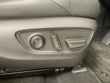 運転する時はドライビングポジションが気になりますよね。パワーシートで座席位置の微調整もしっかりできます。高級感がある装備としても人気があります。