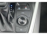 【EVドライブモードスイッチ】モーターのみを使って走行するモードです。早朝・深夜や屋内の駐車場などで、エンジン音や排気ガスを気にすることなく走ることができます。