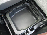 助手席下部には持ち運び可能な収納BOXが御座います★