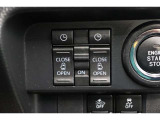 両側電動スライドドアはドアの直接操作以外にも運転席からのスイッチ操作やリモコン操作でも開閉が可能!狭い駐車場などでもドアの開閉が楽々・安心ですね!