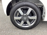 純正アルミホイールです。足元が引き立つので、車全体のイメージがアップしますよ!