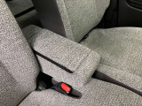 【アームレスト】運転席には、長距離ドライブに優しいアームレストが装備しています。