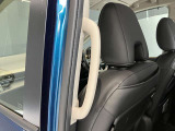 小さなお子様やご年配の方の乗車の際に乗り込みサポートのグリップがついてます。