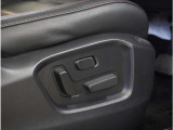 【パワーシート】電動で座面を前後上下に動かすことができます。簡単に運転しても疲れにくい姿勢に調整できます。