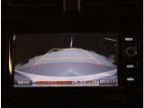 バックモニター付き。駐車の際のサポートとなり、必須アイテムのひとつですよね。それでも、バックする際は必ずご自身の目で確認をしてください。