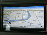 鮮明な地図表示で、スムーズなナビゲーションを実現。周辺の施設情報も確認でき、お出かけの計画が立てやすくなっています。