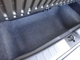 フロアの下にも荷物などを収納できるサブトランクも備えています。荷室内で散らかりがちな荷物を整理整頓なんてのもイイですね♪