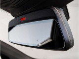 BMWではルームミラーの裏側にETCの車載器が内蔵されており、別途で車載器の購入必要なしで非常にスマート。皆様が驚かれるポイントのでもあります