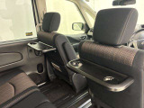 運転席と助手席の後ろがテーブルになります。車内でちょっとしたランチやティータイムとして使う事もできます。