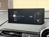 お手元のスマートフォンと接続して頂く事で使用可能な「Apple CarPlay/Android Auto」電話の応答は勿論メッセージの受信やLINE、音楽接続からナビアプリの使用まで幅広く活躍致します
