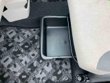 助手席シートの下に収納便利なシートアンダートレイが装備されています♪
