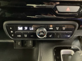 オートエアコンで、毎日のドライブを快適に。温度、風量を自動で調整し、理想的な車内環境を提供します。