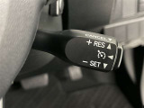 クルーズコントロール機能が付いています。 速度を設定するとアクセルを踏まなくても一定の速度で走ることができます。  高速道路ではとても便利な装置なんです。