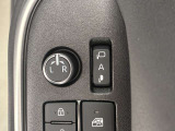 ドアミラーはオート格納機能付き。降車時にドアロックするとドアミラーが自動でたたみ、ドアロックを解除すると自動で開きます。