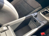 アームレストを上げると収納スペースとUSB電源があります。USBメモリ等を接続すると、車両側で音楽データを再生することができます。※非対応のものも有