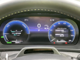 見やすいデザインのメーターは、運転に必要な情報を的確に伝えます。落ち着いた空間で、運転に集中できます。