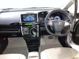 運転席周りのレイアウトをご覧ください。ナビゲーションが綺麗に装着されすっきり収まってますね!
