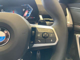 運転中にもオーディオの音量やFMの切り替えなどステアリングでの操作で切り替え可能なため、ステアリングから手を放す必要がない為、運転中でも操作が簡単でございます。