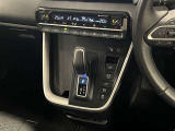 左右独立温度コントロールフロントオートエアコンで車内はいつでも快適!快適に運転を楽しめるよう、シフトポジションを電動で制御するエレクトロシフトマチック!