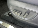スイッチ一つでシート調整可能な電動パワーシートです。 細かい調整ができるので、何時でも思い通りのポジションが取れますね。