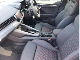 Audi正規ディーラーが高品質をお約束。高度な訓練・教育を受けたAudi専任メカニックが、100項目にもおよぶ精密な点検を実施いたします。すべてをクリアしたAudi車だけが、あなたのお手元に届けられるのです。