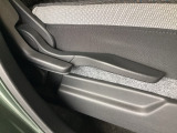 手動のレバーを使って、シートの高さや背もたれの角度を変えることができます。
