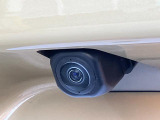 クリーナーを施工箇所全体に噴霧を行い、汚れ箇所を中心にブラッシングします。その後、専用の機械を使い、リンサーまたはスチーム洗浄で汚れを落としております。