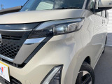【LEDヘッドライト】悪天候や夜間走行時も良好な視界を確保し安心して運転できる高輝度LEDヘッドライトを装備!点灯速度が早く、消費電力も抑えられています。