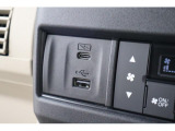 USBソケットがついていますのでコードを繋げばスマートフォンなどの充電が出来ます!