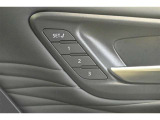 シートボジションメモリーが搭載されており、運転者によってシートやミラーの角度等を登録する事ができます。