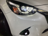 LEDヘッドライト装備!明るい白色光で夜間走行時の高い視認性を確保し、LEDならではの省電力化で低燃費にも貢献しています。
