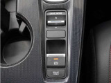 電子制御パーキングブレーキ搭載で指一本で簡単に操作することができます。さらに停車中に、ブレーキペダルを踏み続けなくても、自動的にブレーキを保持する機能である、オートマチックブレーキホールド付きです。