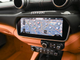 ナビはダッシュボード中央の大型ディスプレイでも表示可能でございます。