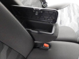 フロントセンターアームレスト。蓋つきの収納スペースになっていてエコバッグや運転用の眼鏡やサングラスなどをしまっておくのにぴったり。